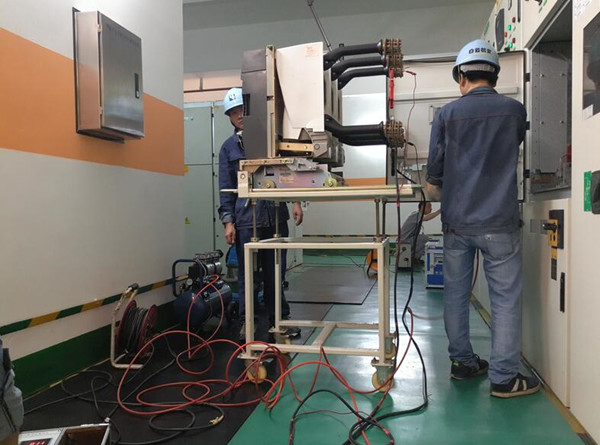 企業電力安全隱患定期排查，配電房變壓器維保進行中！