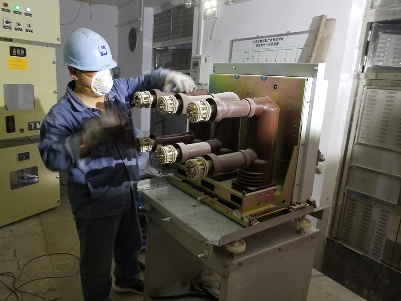 學校須定期進行配電房維保，防止工作電路老化發生故障